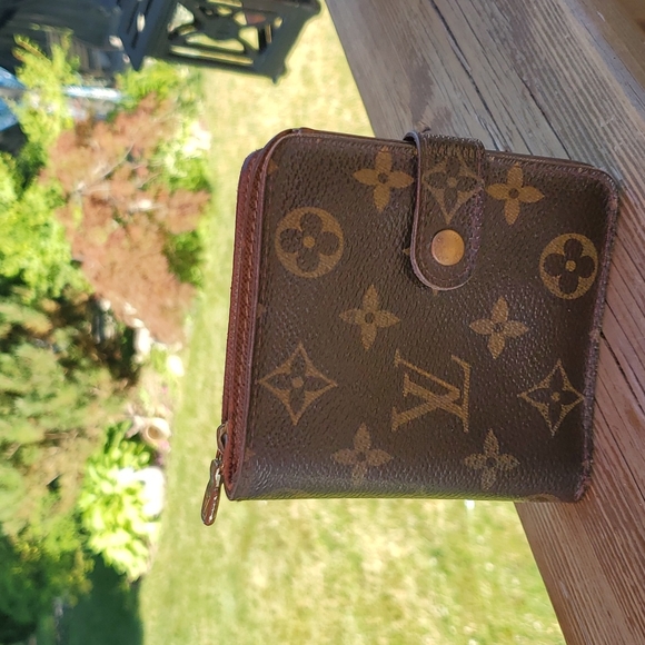 💥💥SOLD💥💥Louis Vuitton wallet - Picture 1 of 9